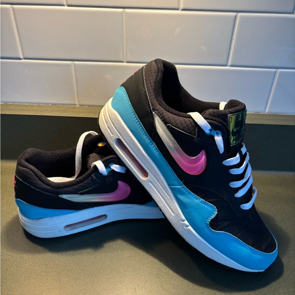 Nike Air Max with Pink and Blue Highlights - Picture 6 of 8